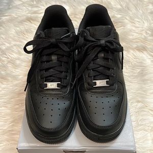 Women’s 8.5 Nike Air Force 1 ‘07